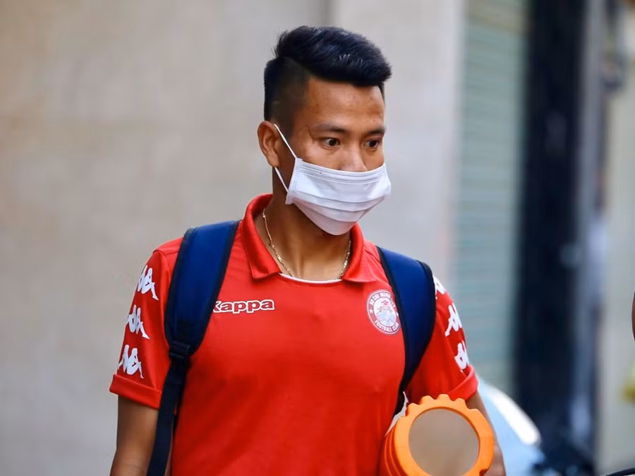 Các đồng đội của Công Phượng cũng xuất hiện với hình ảnh tương tự. Do bệnh viêm phổi cấp do virus corona chưa được kiểm soát nên các cầu thủ tự trang bị khẩu trang bảo vệ mình. Ảnh: HCMFC