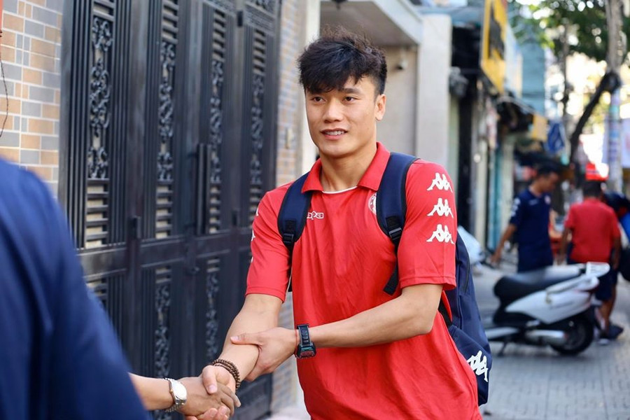 Công Phượng bịt khẩu trang kín phòng ngừa virus Corona ảnh 4 Thủ môn Bùi Tiến Dũng rạng rỡ trong ngày đầu năm mới. Ảnh: HCMFC