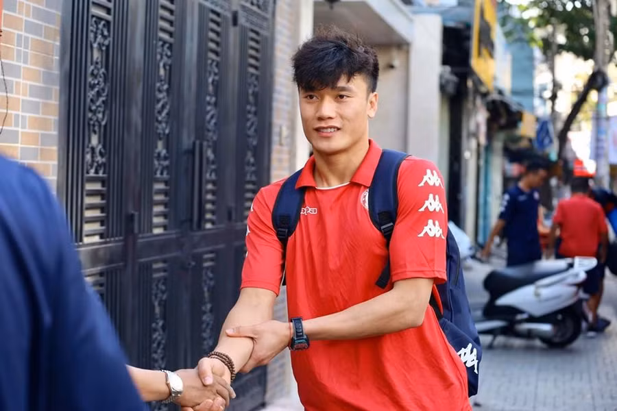Thủ môn Bùi Tiến Dũng rạng rỡ trong ngày đầu năm mới. Ảnh: HCMFC