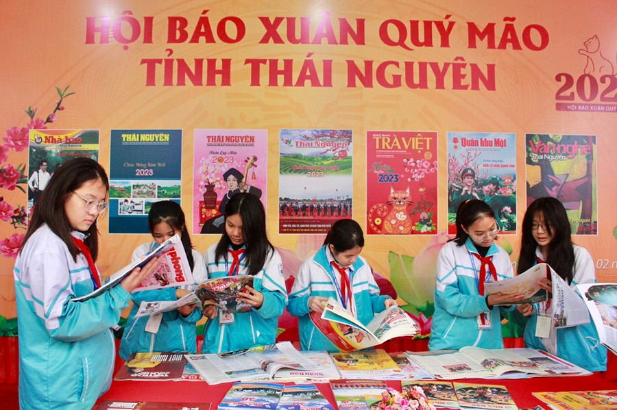 Lễ hội thơ Nguyên tiêu và Hội Báo xuân Thái Nguyên - Quý Mão năm 2023 thu hút đông đảo học sinh, sinh viên tham dự. Lễ hội thơ Nguyên tiêu và Hội Báo xuân Thái Nguyên - Quý Mão năm 2023 thu hút đông đảo học sinh, sinh viên tham dự.