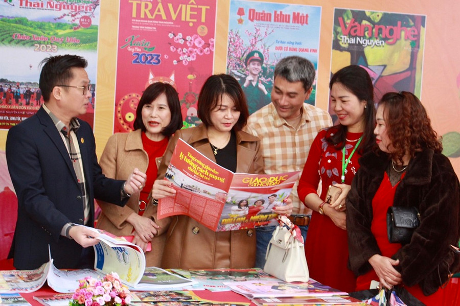 Báo Giáo dục và Thời đại tham gia Lễ hội thơ Nguyên tiêu và Hội Báo xuân Thái Nguyên - Quý Mão năm 2023. Báo Giáo dục và Thời đại tham gia Lễ hội thơ Nguyên tiêu và Hội Báo xuân Thái Nguyên - Quý Mão năm 2023.