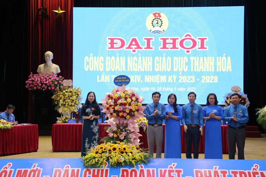 Công đoàn giáo dục Việt Nam tặng hoa chúc mừng Đại hội. (Ảnh: NT). Công đoàn giáo dục Việt Nam tặng hoa chúc mừng Đại hội. (Ảnh: NT).