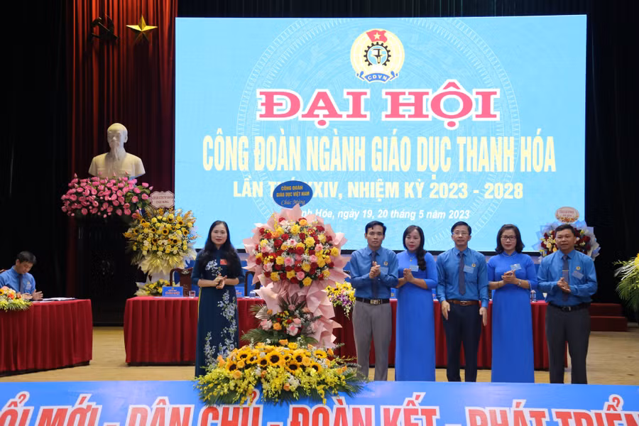 Công đoàn giáo dục Việt Nam tặng hoa chúc mừng Đại hội. (Ảnh: NT).
