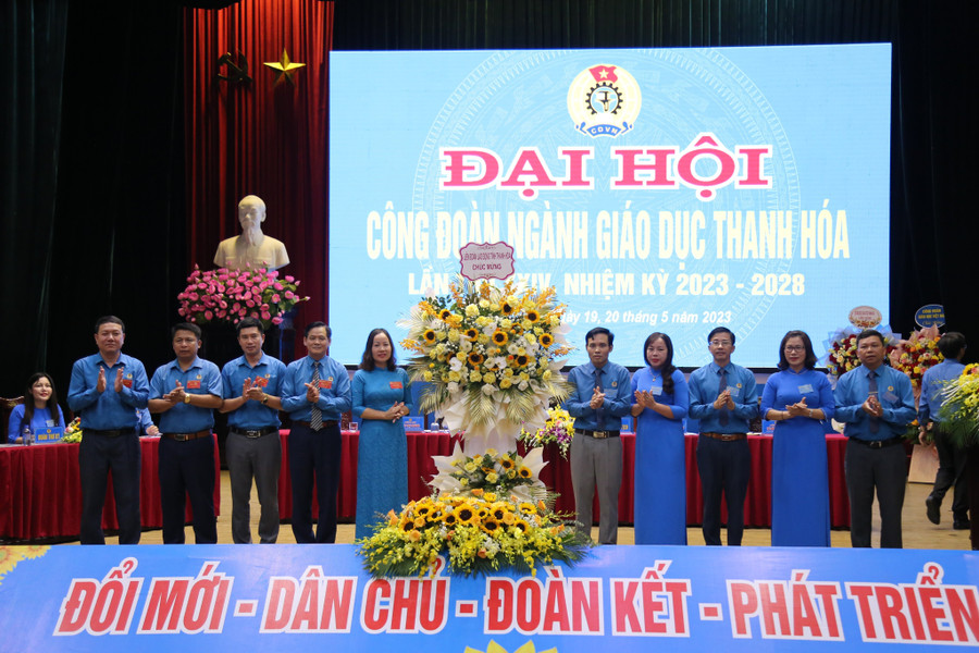 Liên đoàn lao động tỉnh Thanh Hoá tặng hoa chúc mừng Đại hội. (Ảnh: NT). Liên đoàn lao động tỉnh Thanh Hoá tặng hoa chúc mừng Đại hội. (Ảnh: NT).