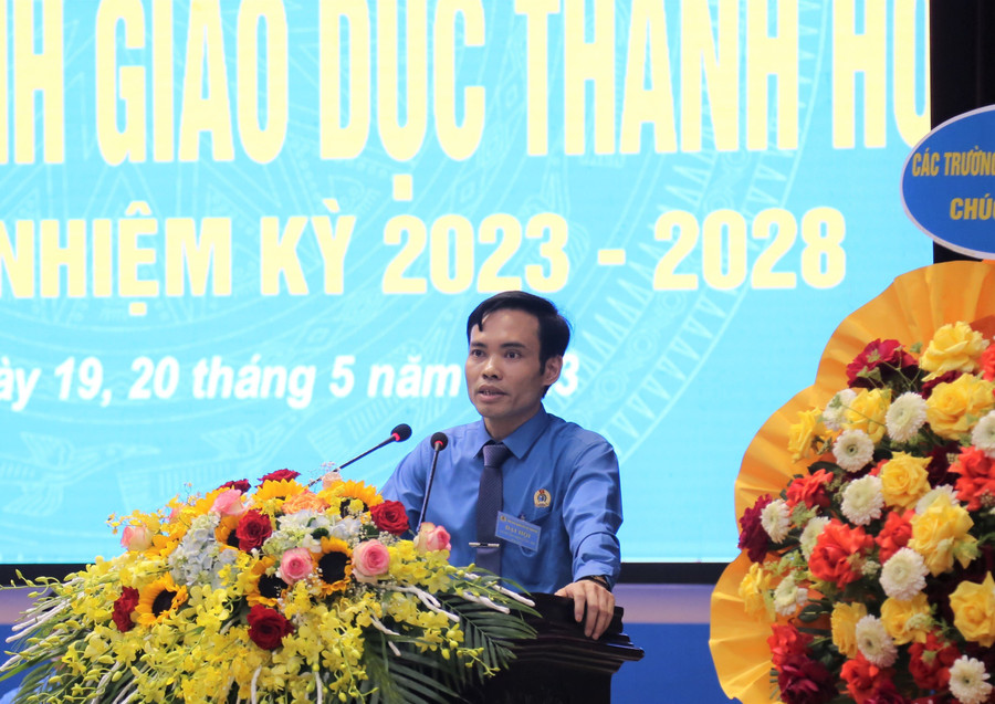 Ông Trần Văn Bình, Chủ tịch Công đoàn ngành Giáo dục Thanh Hoá báo cáo kết quả nhiệm kỳ 2017-2023. (Ảnh: NT). Ông Trần Văn Bình, Chủ tịch Công đoàn ngành Giáo dục Thanh Hoá báo cáo kết quả nhiệm kỳ 2017-2023. (Ảnh: NT).