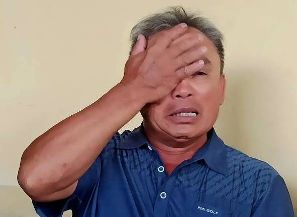 Ông Võ Nhân Quế (bố cháu Võ Nhân Du) thẫn thờ chờ con trong hy vọng. Ông Võ Nhân Quế (bố cháu Võ Nhân Du) thẫn thờ chờ con trong hy vọng.