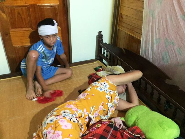 Nỗi đau người thân khi đứa con của mình ra đi mãi mãi. Nỗi đau người thân khi đứa con của mình ra đi mãi mãi.