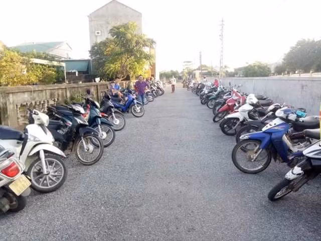 Hình ảnh xe xếp thẳng hàng hai bên đường tại các cổng trường sau giờ tan học.