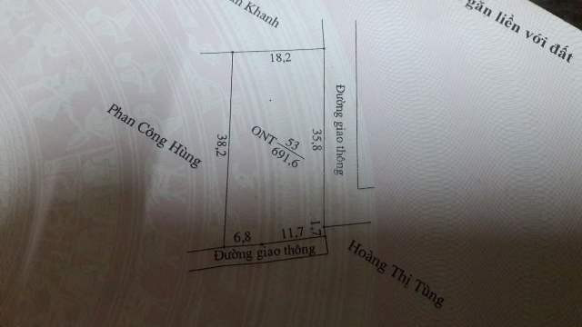 Con đường dân sinh mà gia đình bà Tâm xây nhà lấn chiếm được thể hiện rõ trên bìa đất của người dân.