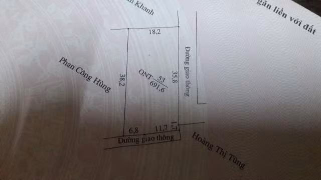 Con đường dân sinh mà gia đình bà Tâm xây nhà lấn chiếm được thể hiện rõ trên bìa đất của người dân.