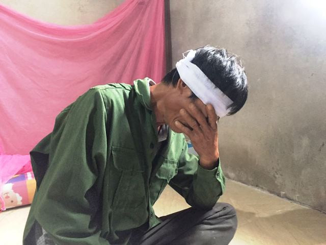 Ông Nguyễn Văn Thanh (bố cháu Bảo) như chết lặng trước nỗi đau mất con. Ông Nguyễn Văn Thanh (bố cháu Bảo) như chết lặng trước nỗi đau mất con.