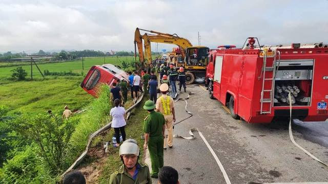 Hỗ trợ để cẩu xe lên. Hỗ trợ để cẩu xe lên.