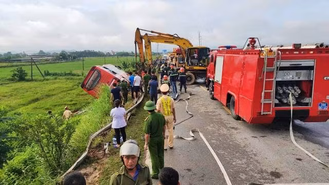 Hỗ trợ để cẩu xe lên.