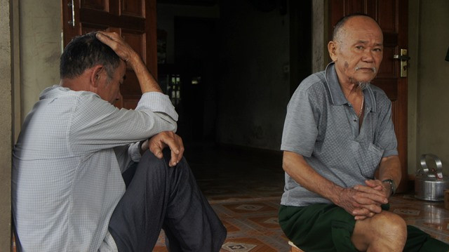 Người nhà cháu Phan Văn Thắng, thôn 3, trú P.Đậu Liêu, TX. Hồng Lĩnh đau đớn chờ cháu trong hy vọng.