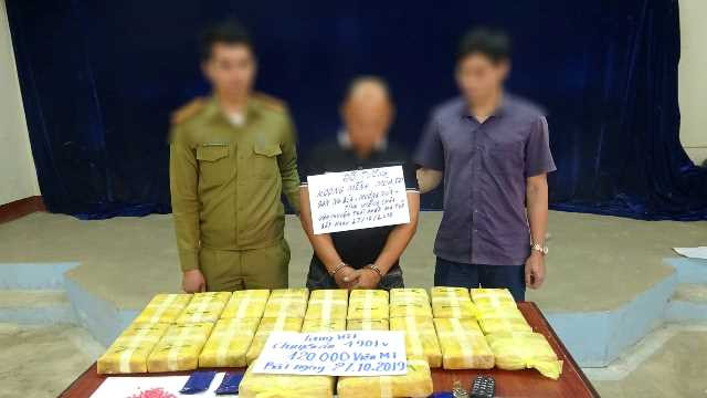 Tang vật cùng đối tượng đã bị bắt giữ. Tang vật cùng đối tượng đã bị bắt giữ.