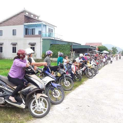 Phụ huynh xếp xe ngay ngắn chờ đón con. Phụ huynh xếp xe ngay ngắn chờ đón con.