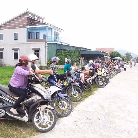 Phụ huynh xếp xe ngay ngắn chờ đón con.