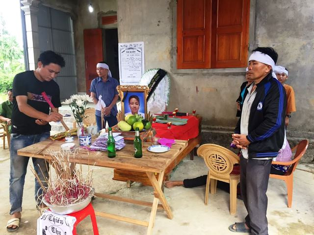 Đám tang một em nhỏ đuối nước tại Vũ Quang Đám tang một em nhỏ đuối nước tại Vũ Quang