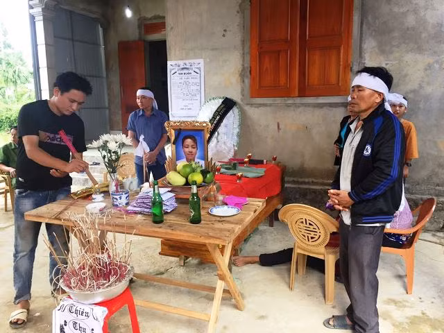 Đám tang một em nhỏ đuối nước tại Vũ Quang Đám tang một em nhỏ đuối nước tại Vũ Quang