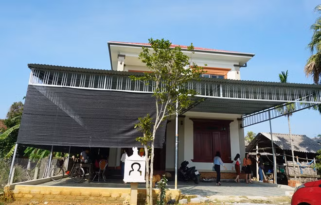 Ngôi nhà khang trang của con trai mà vợ chồng cụ Lương đang sống cùng