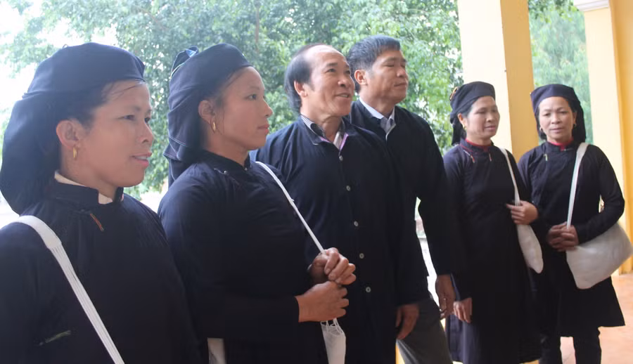 Duyên dáng với chiếc sung đi dự ngày hội.