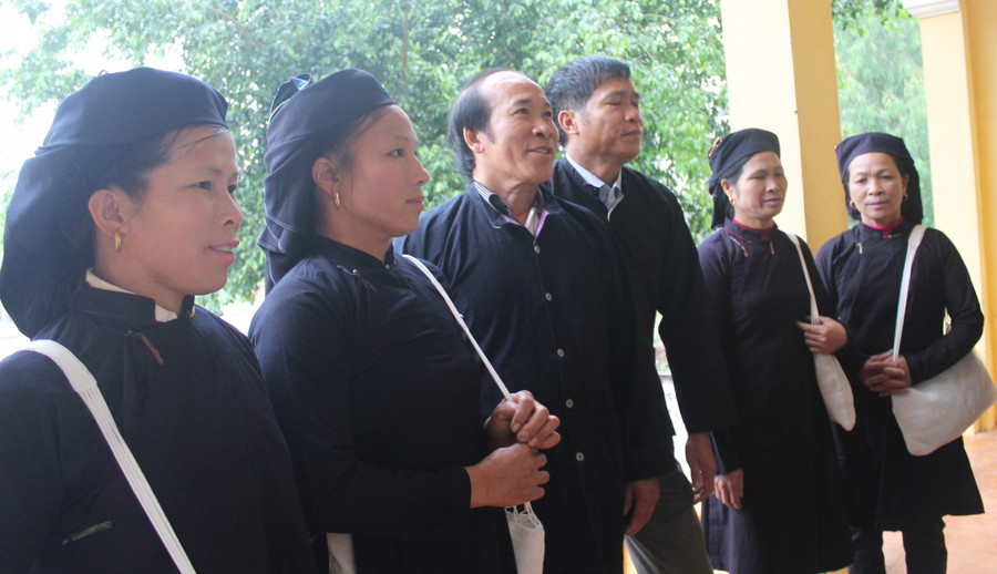 Duyên dáng với chiếc sung đi dự ngày hội. Duyên dáng với chiếc sung đi dự ngày hội.