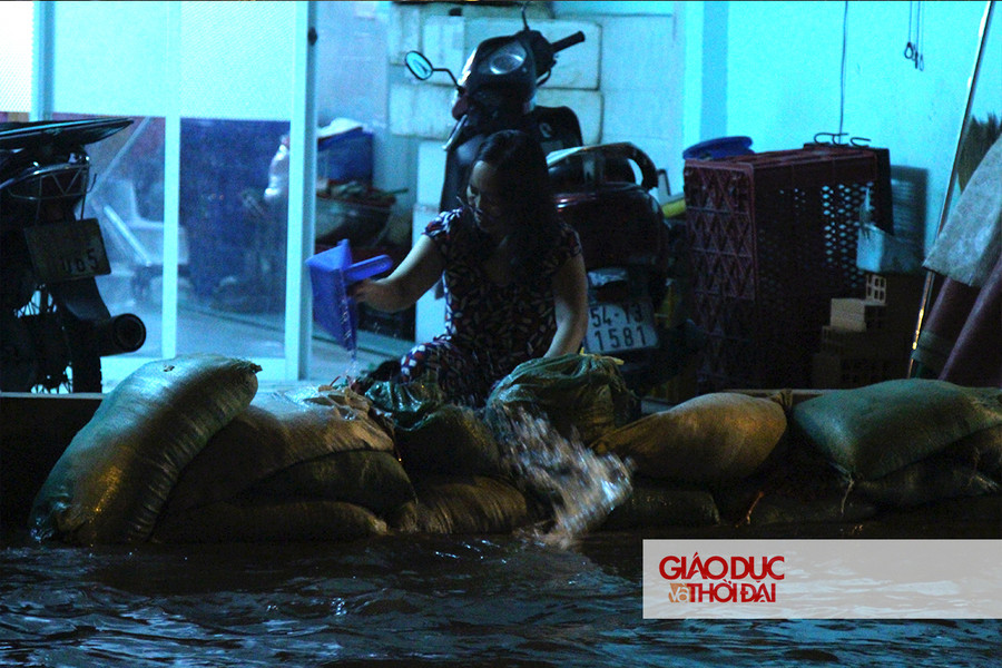 Những điểm không ngập sâu, người dân đành dùng quần áo cũ để che tạm.