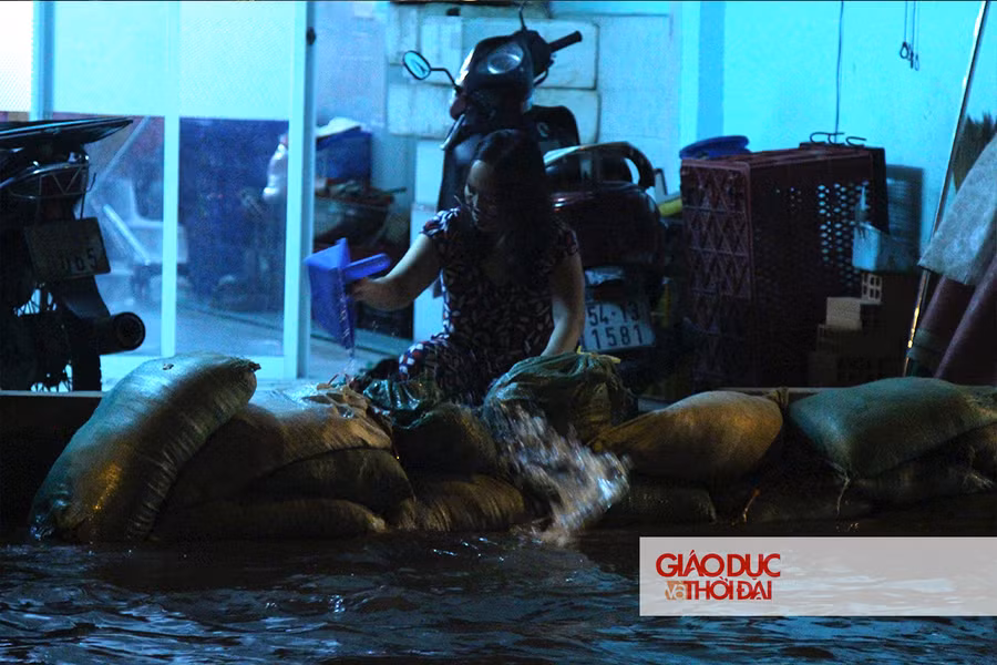 Những điểm không ngập sâu, người dân đành dùng quần áo cũ để che tạm.