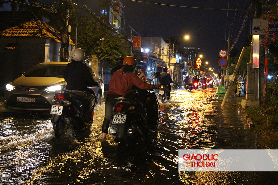 Nhiều đoạn nước ngập sâu, khiến người đi đường không thể định hình đâu là vỉa hè, đâu là đường đi.