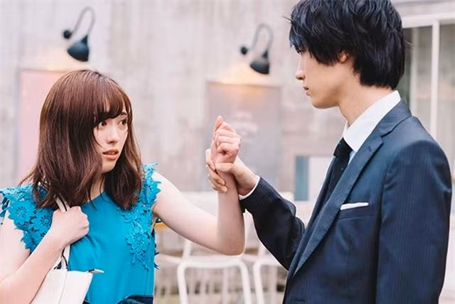 Anh nắm bàn tay tôi chặt đến mức khiến tôi đau điếng. (Ảnh minh họa).