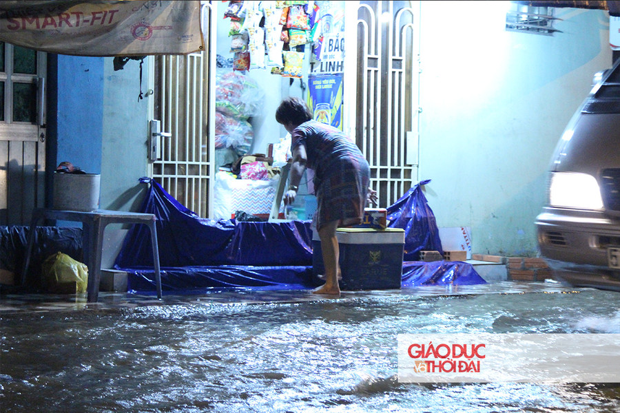 Rất nhiều xe đã chết máy khi gặp đoạn nước cao.