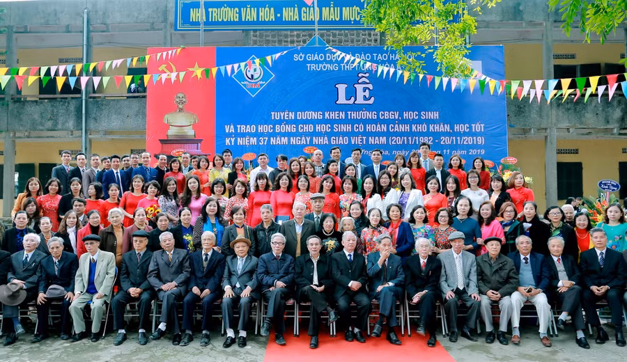 Tập thể các thế hệ Thầy, Cô giáo nhà trường chụp ảnh kỉ niệm