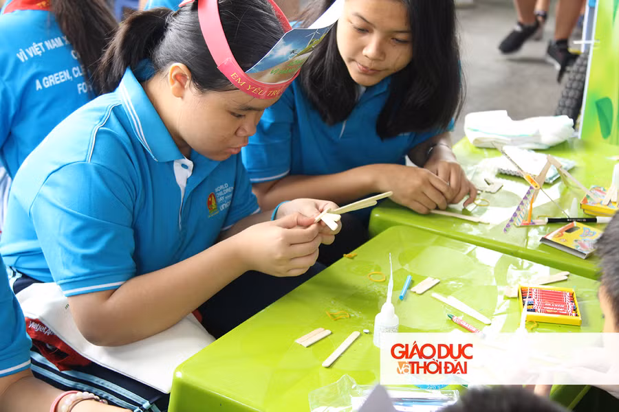 Học sinh tham gia gia làm các đồ vật, trang trí túi vải, làm chuồn chuồn gỗ từ những vật liệu xanh.