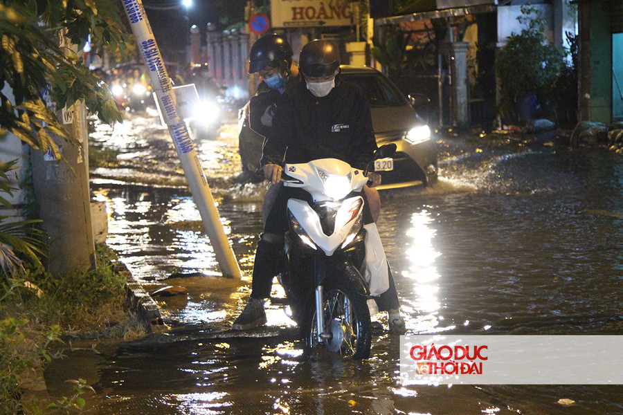 Di chuyển trên đường ngập, nhiều người đã gặp nguy hiểm khi va phải chướng ngại vật, vìa hè.