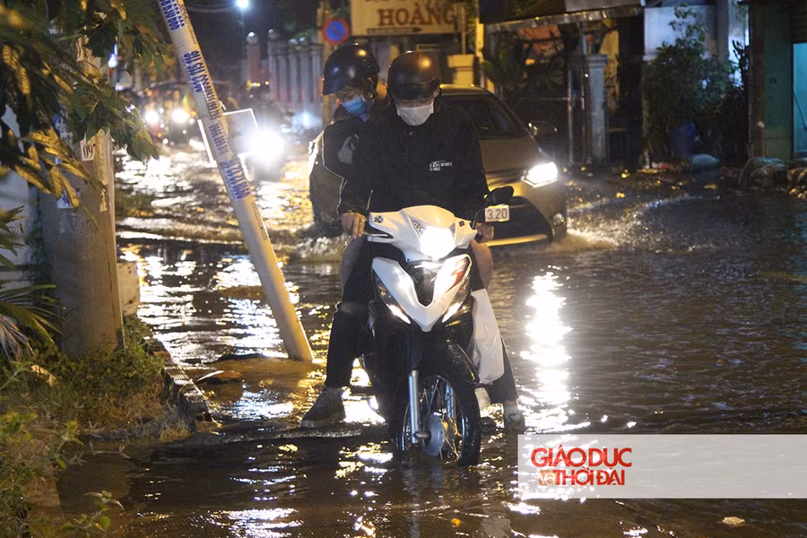 Di chuyển trên đường ngập, nhiều người đã gặp nguy hiểm khi va phải chướng ngại vật, vìa hè.