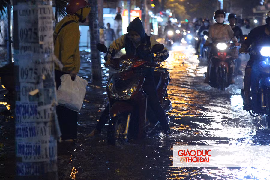 TP.HCM: Người dân bì bõm lội nước về nhà trong ngày triều cường dâng cao ảnh 4