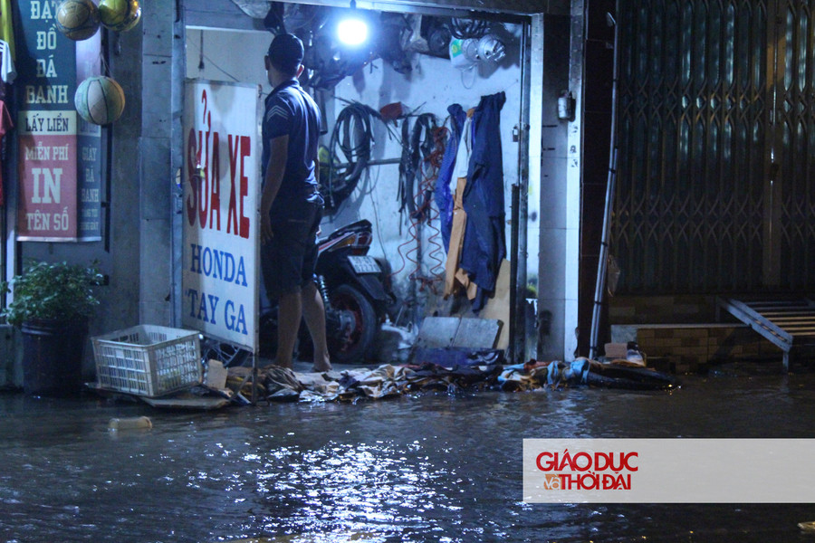 Tránh nước ngập tràn vào nhà, nhiều người đã phải dùng đến bạt để che cửa.