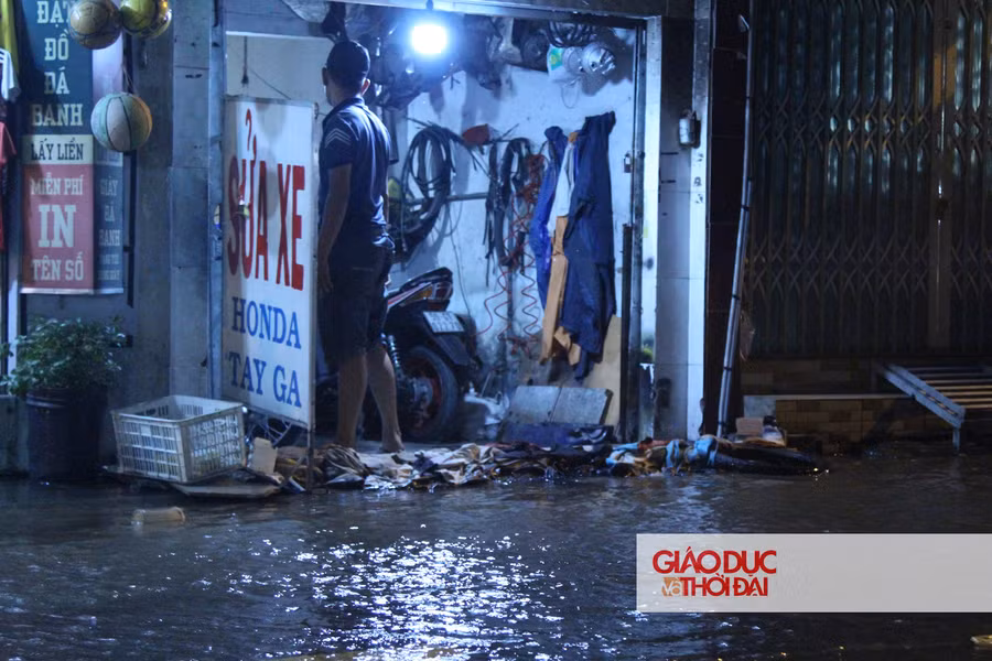 Tránh nước ngập tràn vào nhà, nhiều người đã phải dùng đến bạt để che cửa.