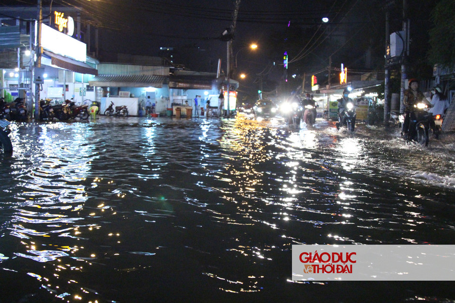Nhiều đoạn nước ngập sâu, khiến người đi đường không thể định hình đâu là vỉa hè, đâu là đường đi.
