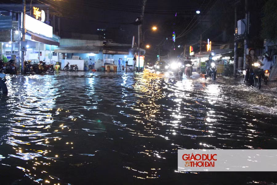 Nhiều đoạn nước ngập sâu, khiến người đi đường không thể định hình đâu là vỉa hè, đâu là đường đi.