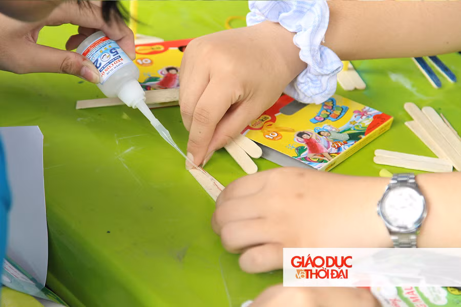 Các em học sinh tỉ mỉ, chăm chút cho từng sản phẩm của mình.