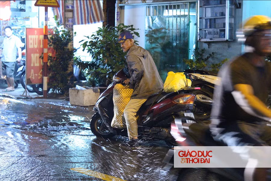 Những nhà không may bị nước tràn vào, người dân lại phải toát mồ hôi để tát nước ra.