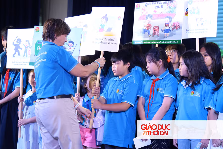 Bà Rana Flowers trao tặng bộ sản phẩm tuyên truyền về Bảo vệ môi trường và Luật Trẻ em cho đội viên TP.HCM.