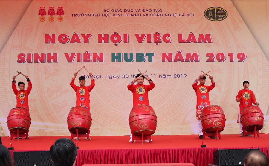 Chương trình khai mạc bằng những tiết mục văn nghệ sôi động Chương trình khai mạc bằng những tiết mục văn nghệ sôi động