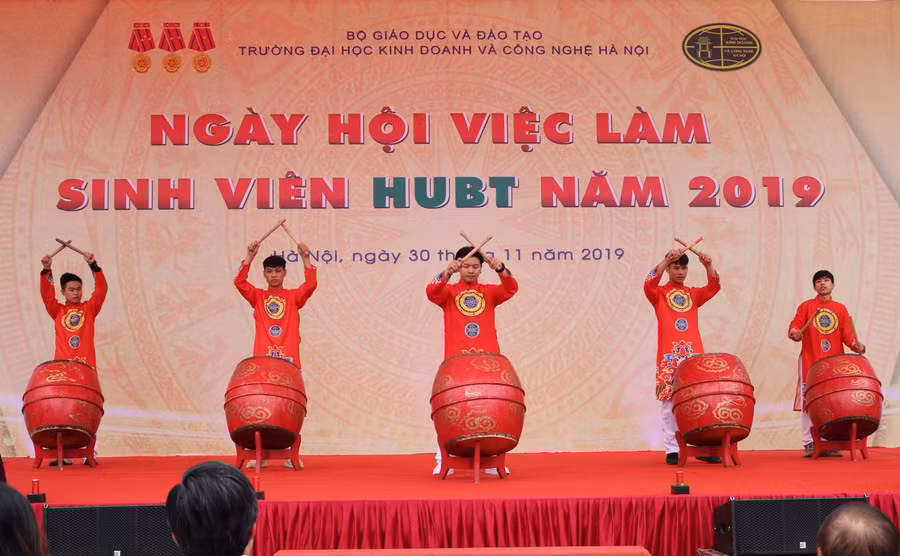 Chương trình khai mạc bằng những tiết mục văn nghệ sôi động