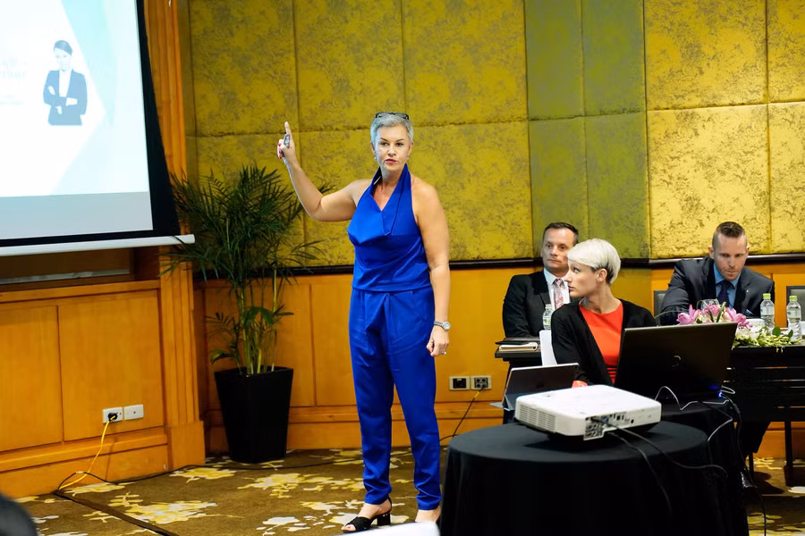 Tiến sĩ Eszter Varga trong buổi Hội thảo với doanh nhân Hà Nội.