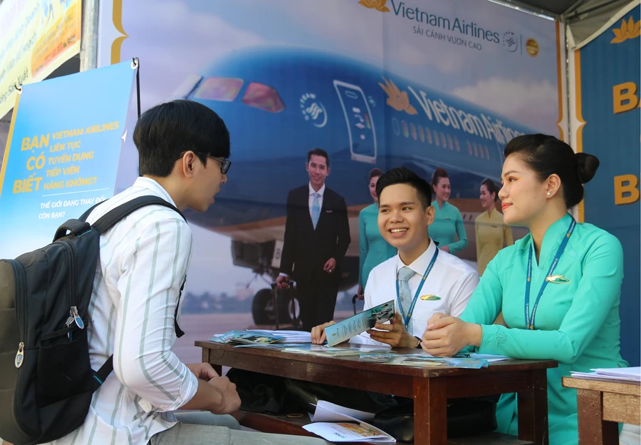 Ngày hội việc làm - Job fair 2019 có hơn 1.200 ví trị việc làm dành cho sinh viên ĐH Kinh tế Huế.