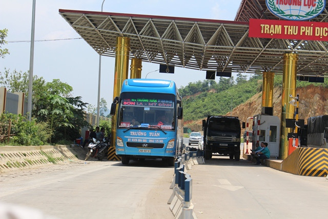 Người dân tụ tập tại trạm thu phí BOT Hòa Lạc - Hòa Bình phản đối thu phí Người dân tụ tập tại trạm thu phí BOT Hòa Lạc - Hòa Bình phản đối thu phí