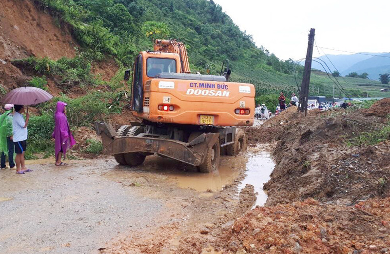 Sạt lở trên Tỉnh lộ 152 gây ách tắc giao thông tại Lào Cai