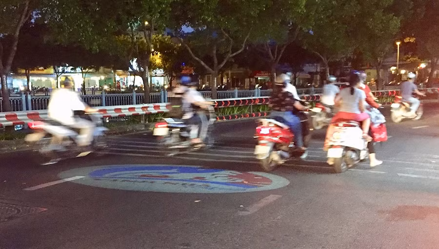 Một nhà hàng hải sản trên đường Trường Sa, quận Phú Nhuận chiếu logo xuống đường để quảng cáo tôm cá - Ảnh: Đ.L